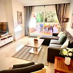 2 Bed Elviria - 65sqm Terrace - Pools - Walk To Appartement *
