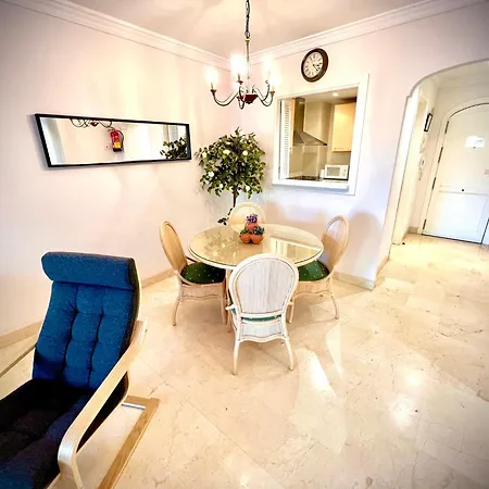 2 Bed Elviria - 65sqm Terrace - Pools - Walk To דירה *