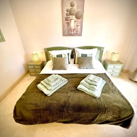 2 Bed Elviria - 65sqm Terrace - Pools - Walk To דירה