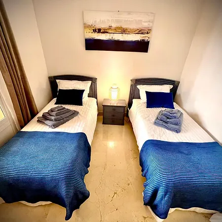 2 Bed Elviria - 65sqm Terrace - Pools - Walk To Apartmán *