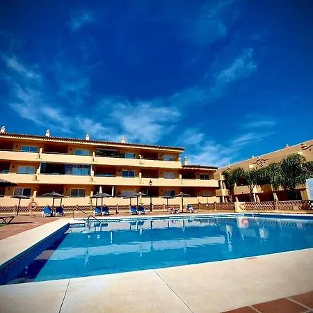 2 Bed Elviria - 65sqm Terrace - Pools - Walk To דירה