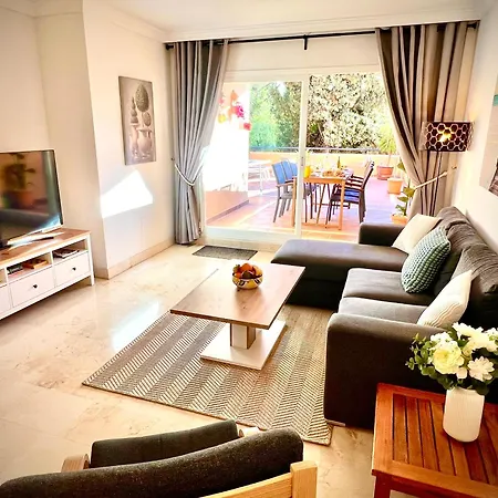 2 Bed Elviria - 65sqm Terrace - Pools - Walk To דירה *
