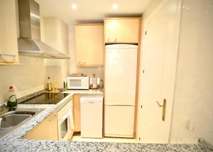 アパート 2 Bed Elviria - 65sqm Terrace - Pools - Walk To *