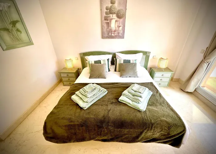 2 Bed Elviria - 65sqm Terrace - Pools - Walk To Apartament