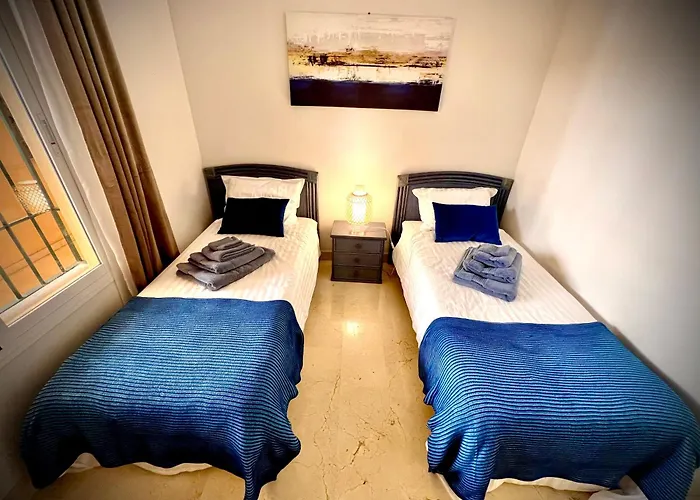2 Bed Elviria - 65sqm Terrace - Pools - Walk To Apartament *